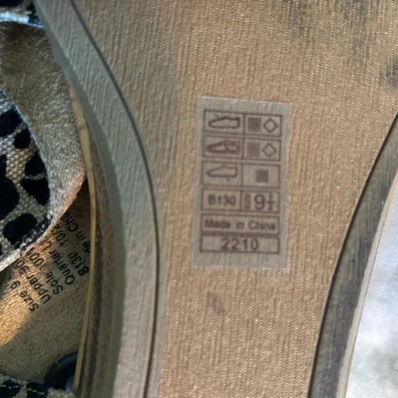 Leopard Print Sandals with Tan Accents - Picture 6 of 6